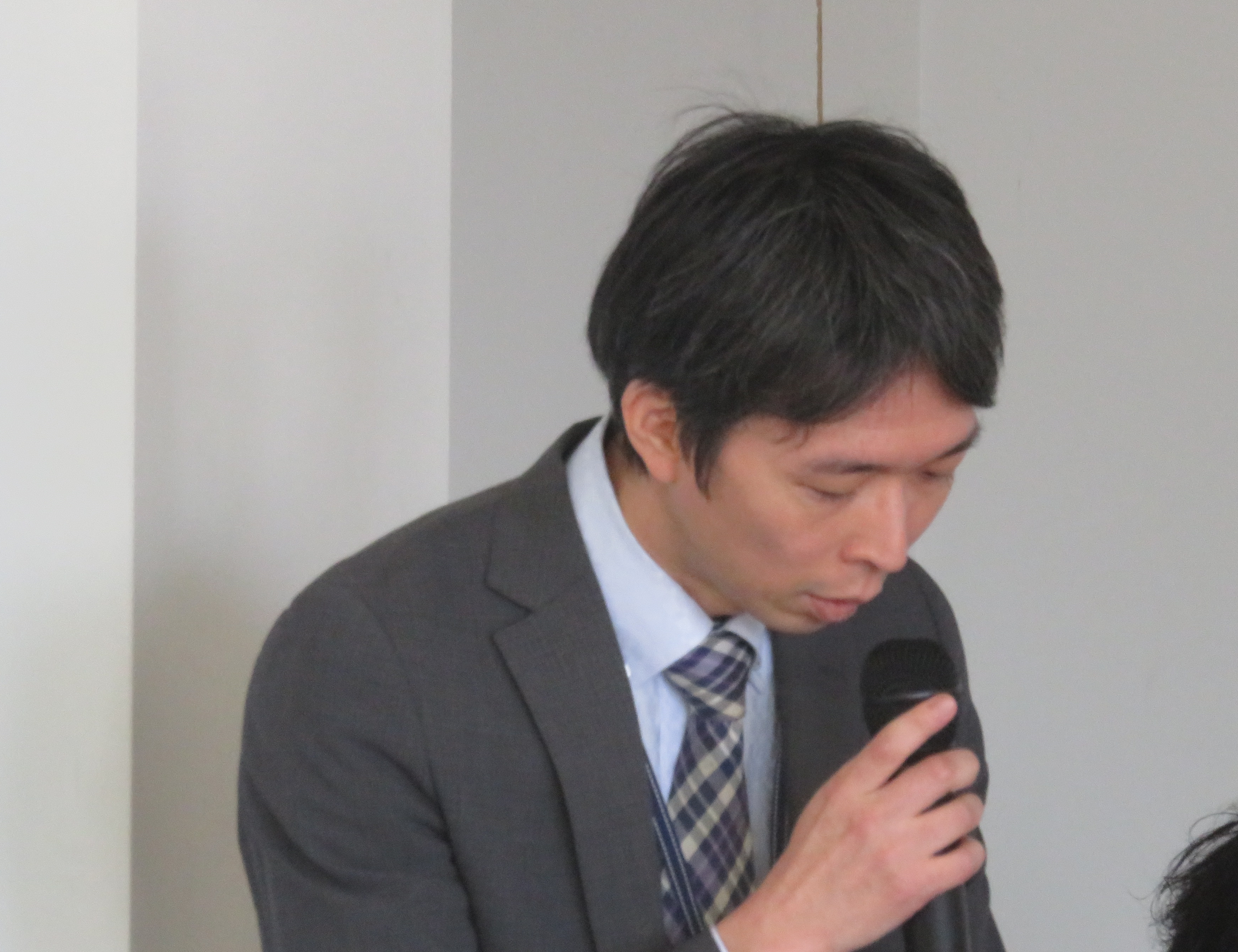 海外事務所や販路拡大事例について説明する北海道経済部の亀井係長