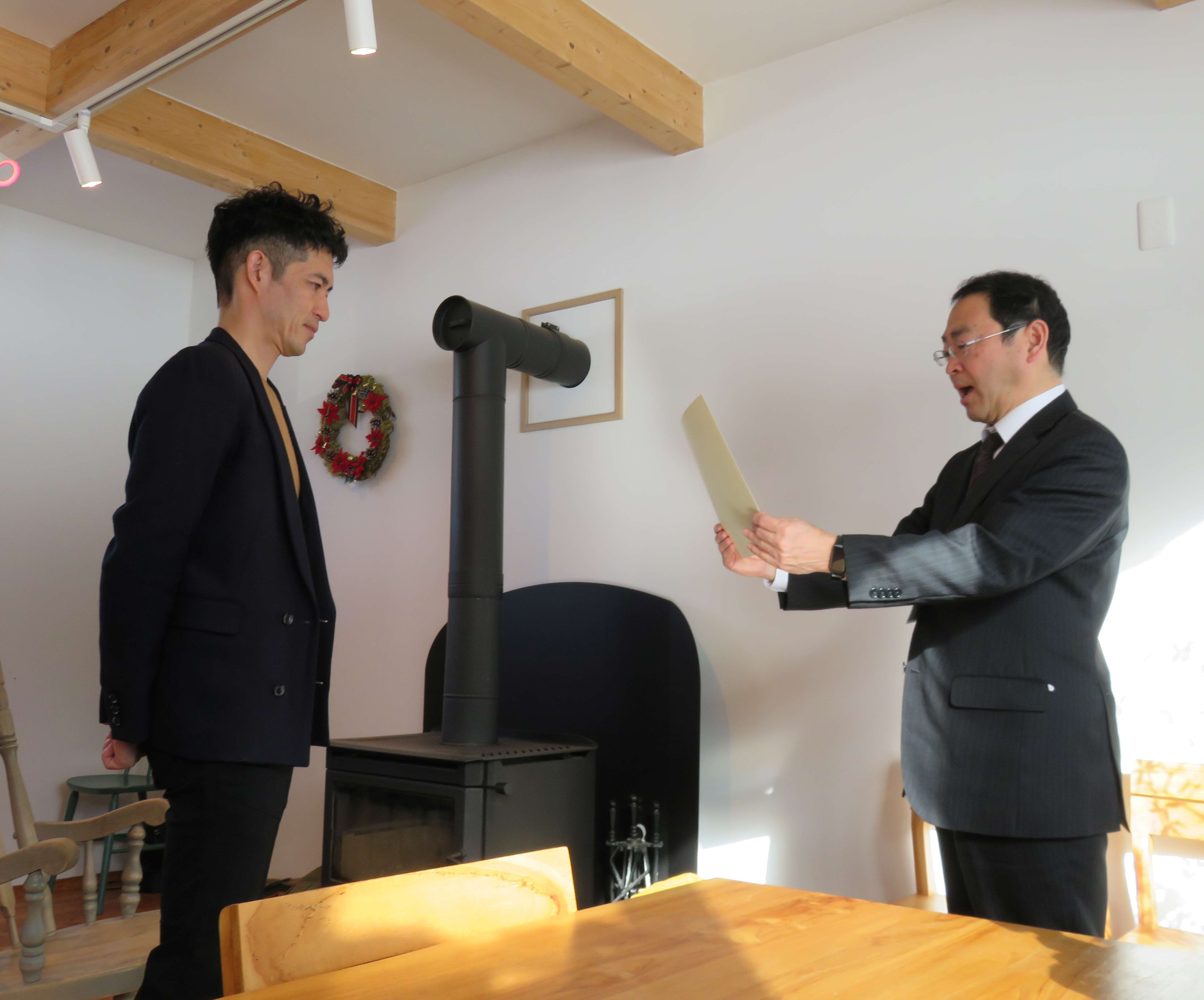 江面暁人さんへ選定証を授与しました