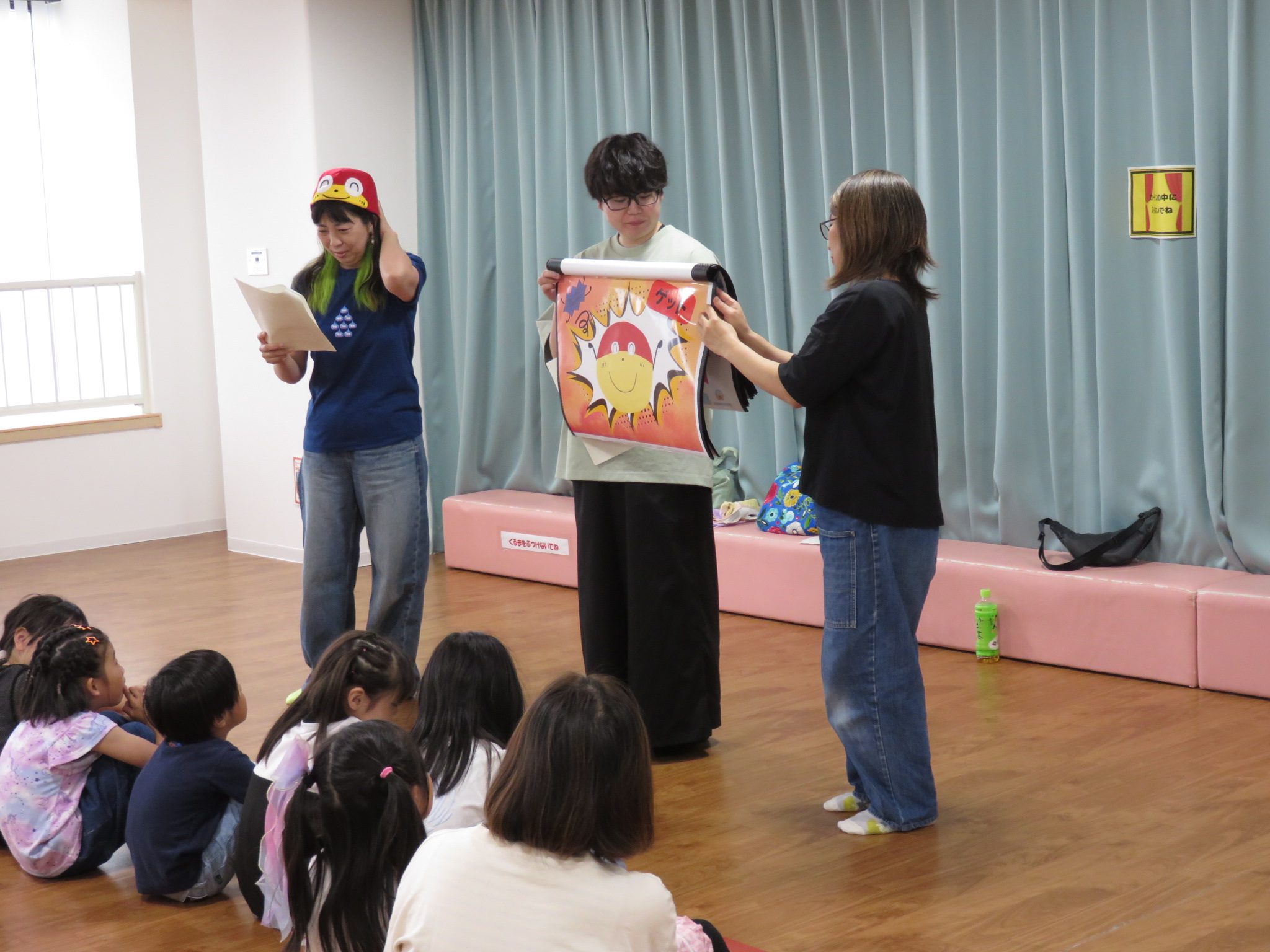紙芝居を実演するあいこさん(左)と北見地域拠点職員