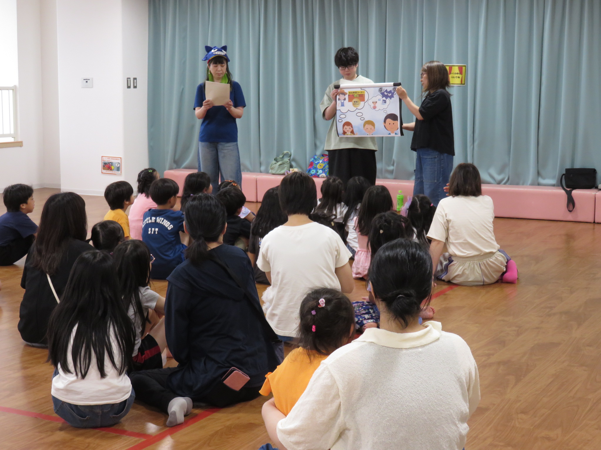 集中して聞く子どもたち