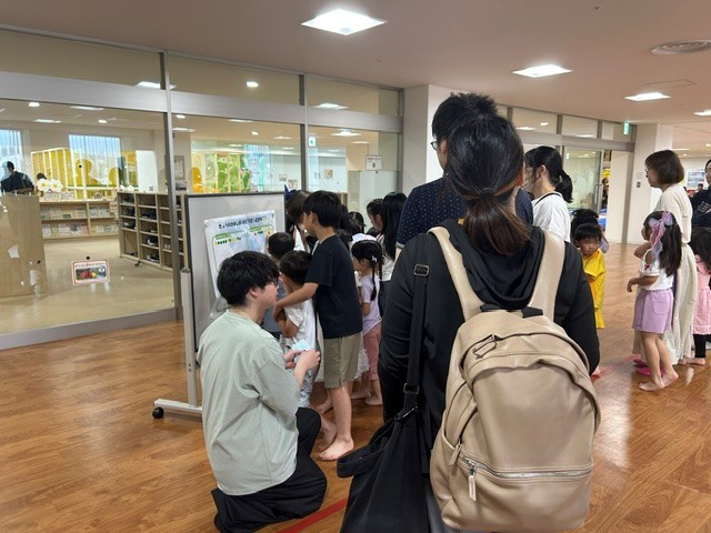 アンケートに回答している様子