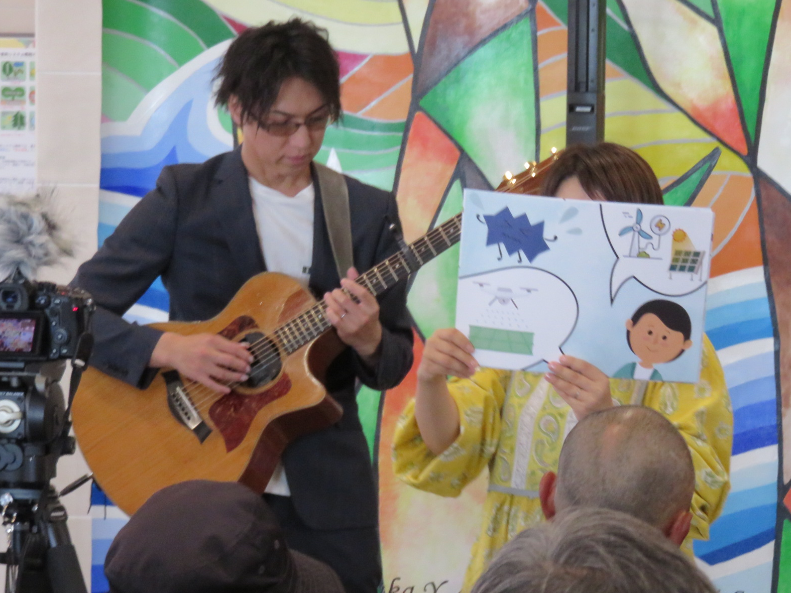 ギター演奏と紙芝居「モンスターロスト」の実演