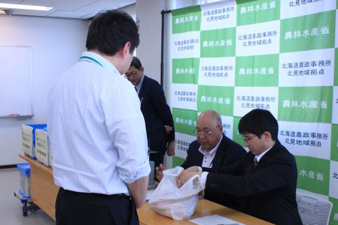 職員が食品を提供する様子