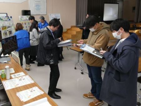 手書きアンケートに回答する参加者