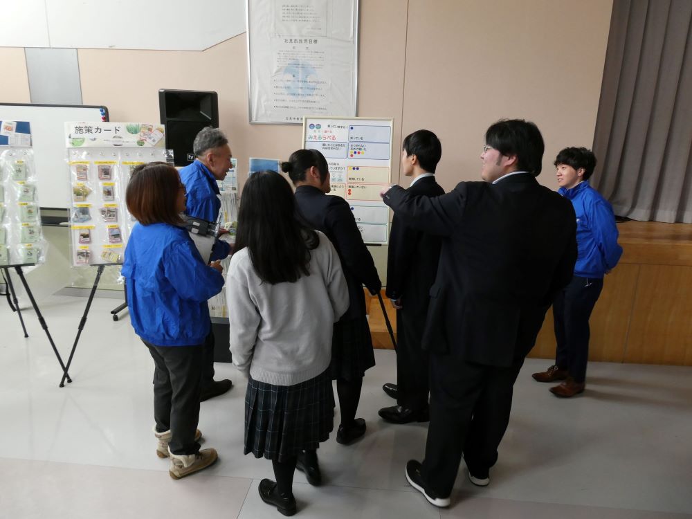 参加者に農業施策について説明する職員