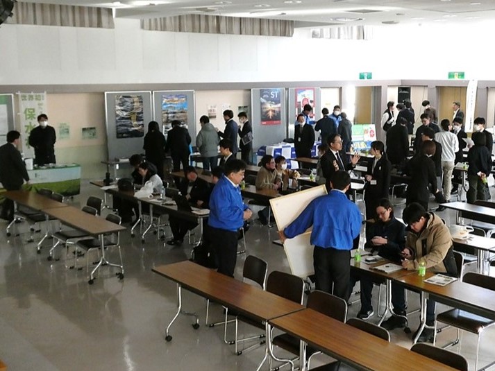 協賛企業等出展会場に集う参加者