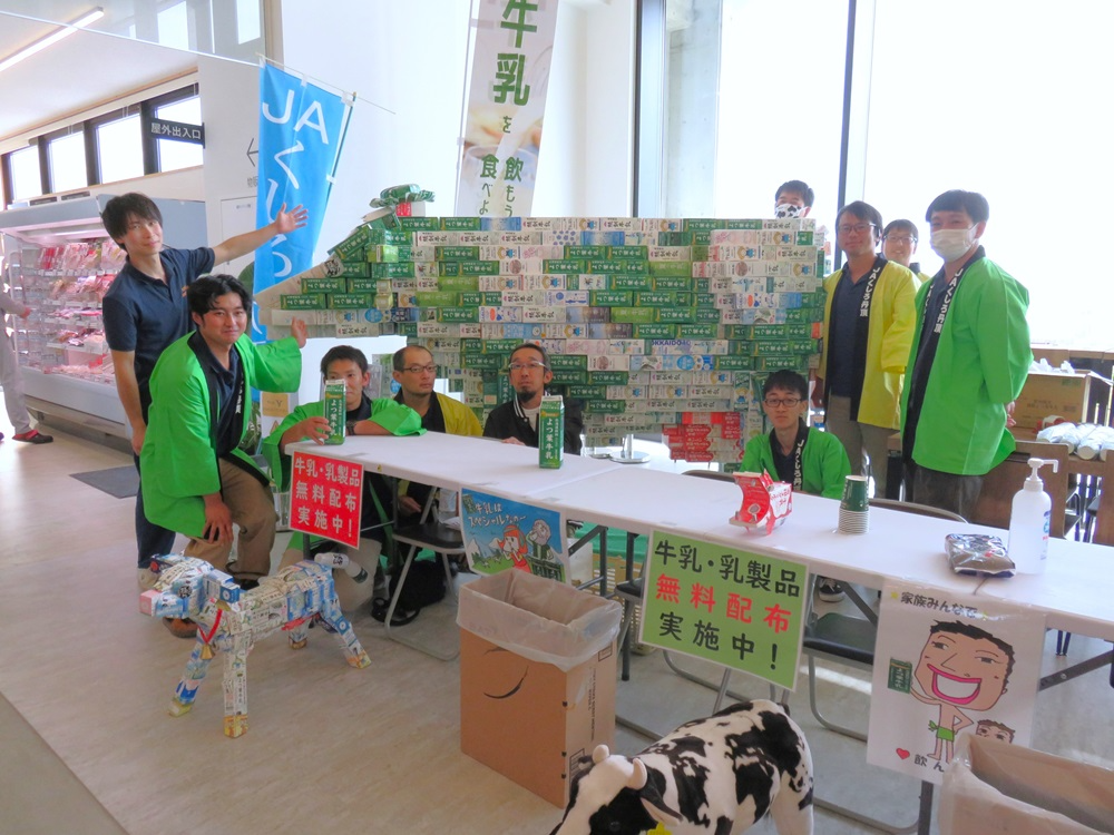 牛乳・乳製品消費拡大の取り組みにジャンボ牛を展示しました！