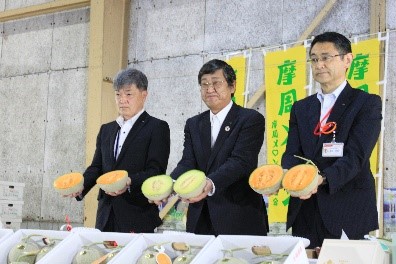 摩周メロンをお披露目する左から 廣川課長、川口組合長、藤原局長