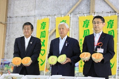 臨時議会を終えた徳永町長(写真中央) が駆けつけ初出荷を祝福