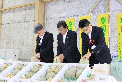 メロンにナイフを入れでき栄えをお披露目