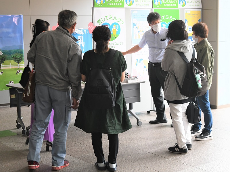 来場者からの質問に答える職員