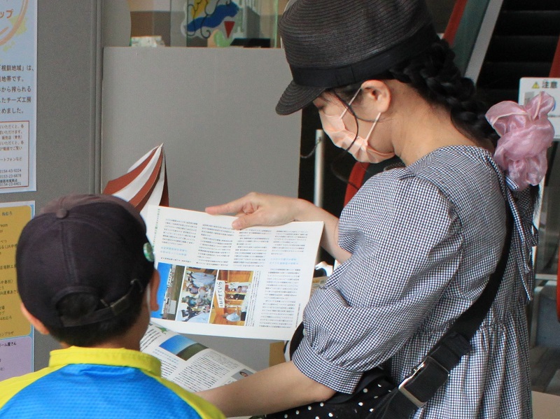 展示物を見る来場者