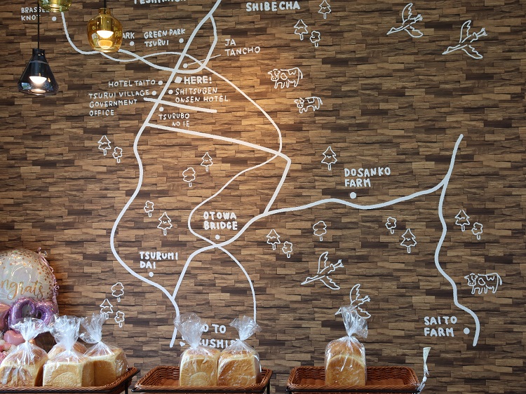 店内の壁に描かれた鶴居村の地図