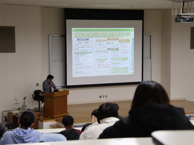 3_聞き入る学生