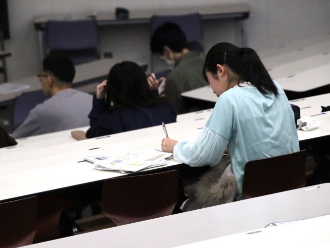 4_メモを取る学生