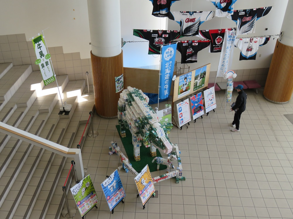 展示を見る来場者