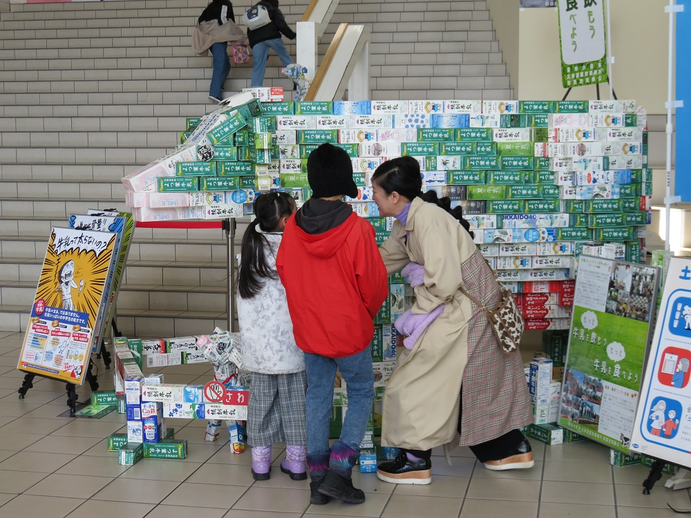 展示を見る家族連れ