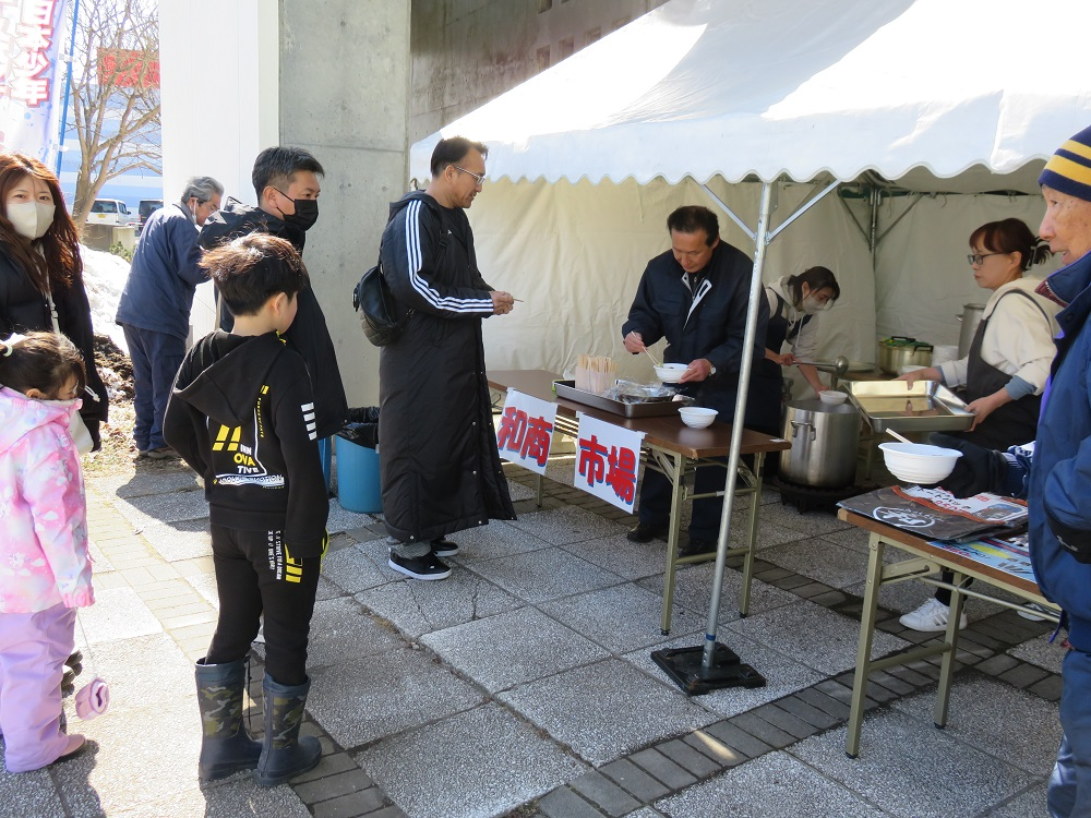 てっぽう汁と牛乳配布に並ぶ来場者