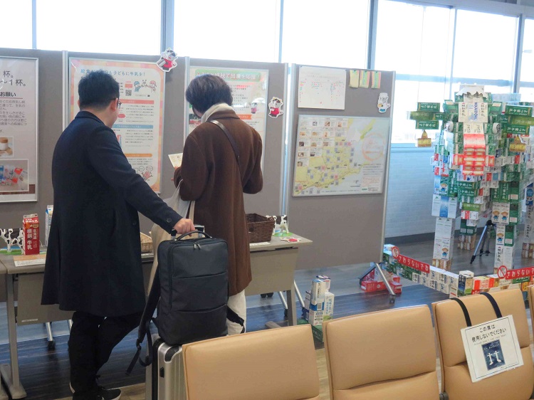 展示を見る乗客
