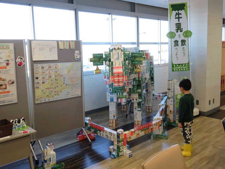 牛を見つめる子ども