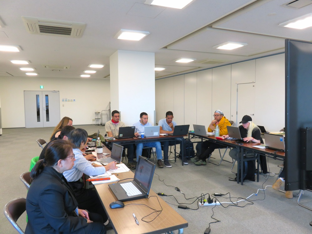 研修生をはじめ逐次通訳者など計10名の参加