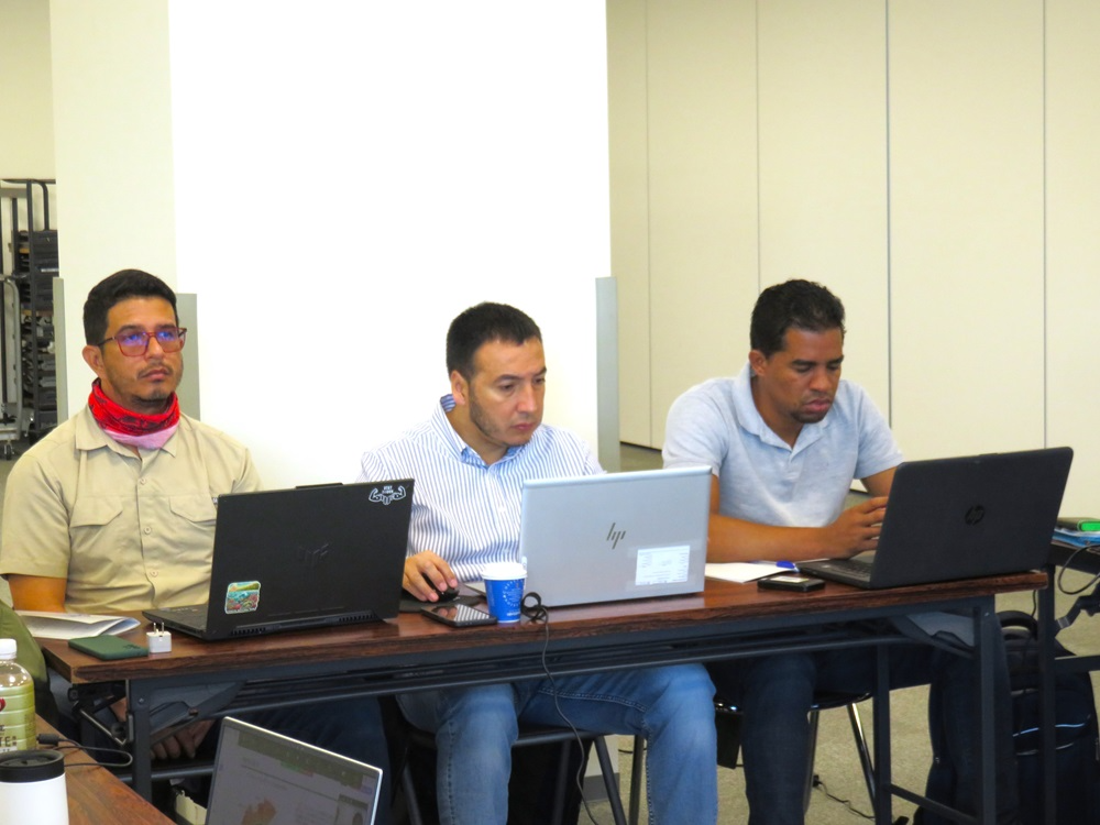 熱心に耳を傾ける研修生の方々