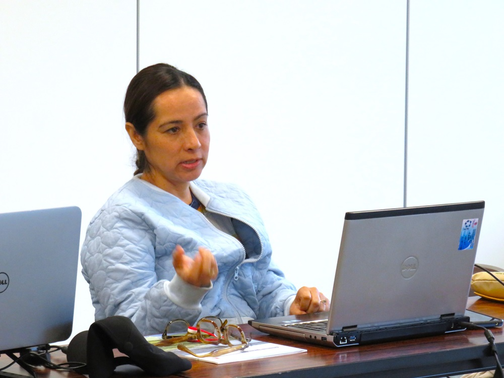 質問をする研修生