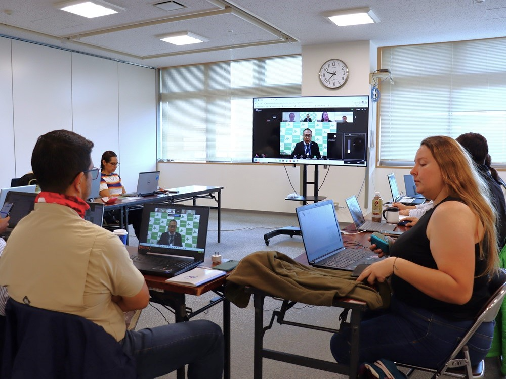 「みどりの食料システム戦略」について説明を行う持続的食料システム戦略推進官