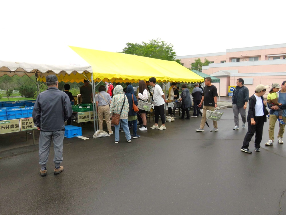 新鮮な野菜を買い求める来場者