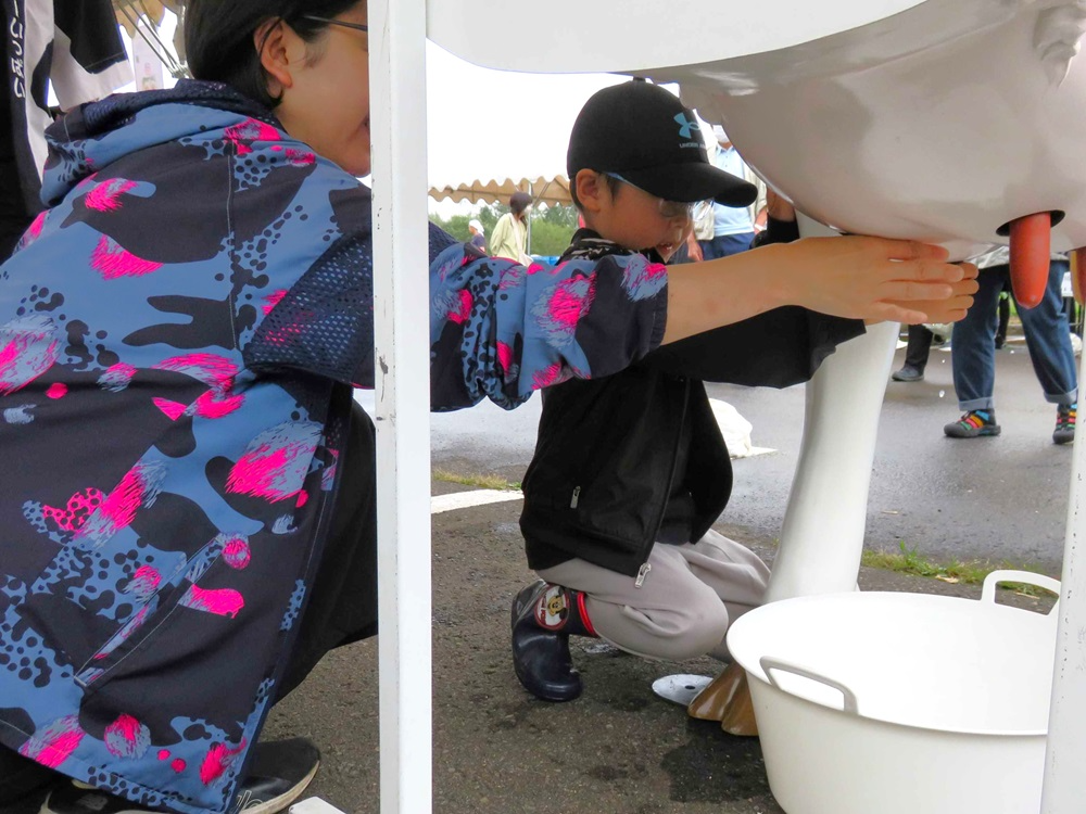 夢中で搾乳体験するお子さん