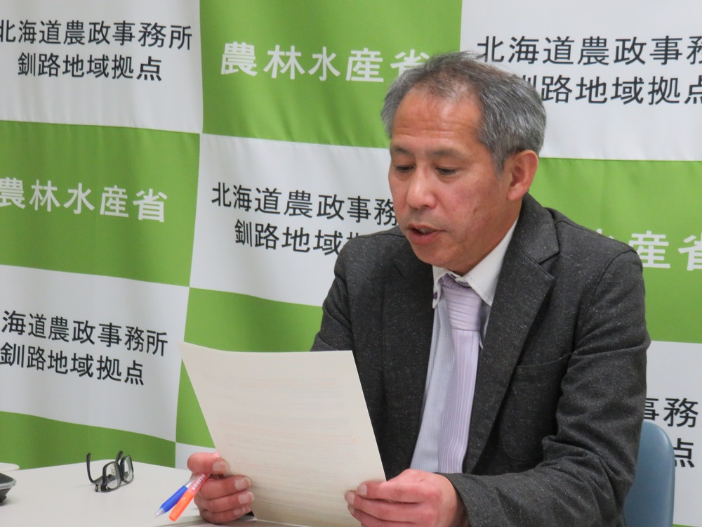 電子申請システム（eMAFF）について 説明する加藤総括農政業務管理官