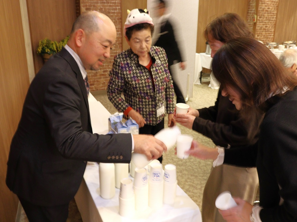 会場限定の牛乳もお披露目され 牛乳の飲み比べは大人気