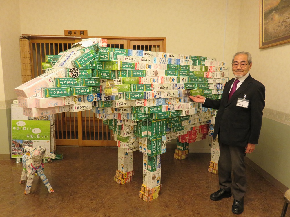 受付横に展示されたジャンボ牛と記念撮影
