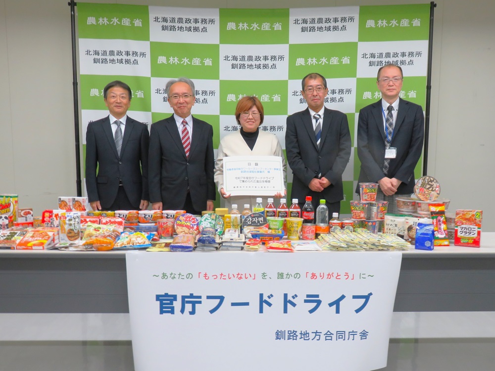 各官署の代表と所長(中央)