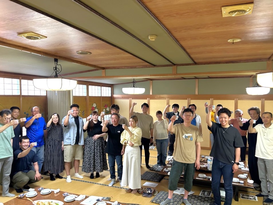 職場の懇親会でも牛乳で乾杯