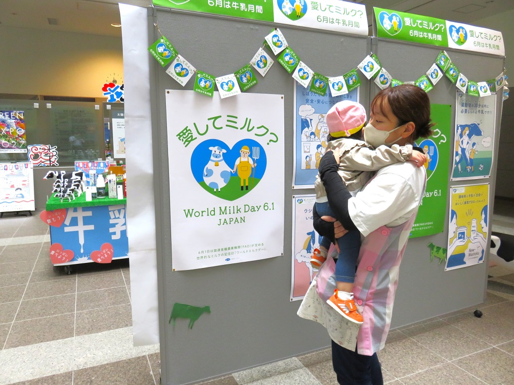 05_小さい子は抱っこで展示を見ます