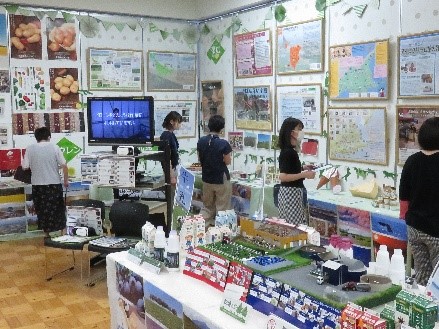 各地域拠点の展示物を見る来場者