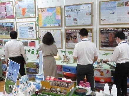 釧路地域拠点の展示物を見る来場者