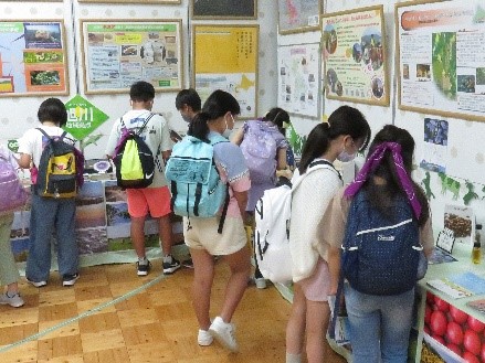 見学に来た小学生