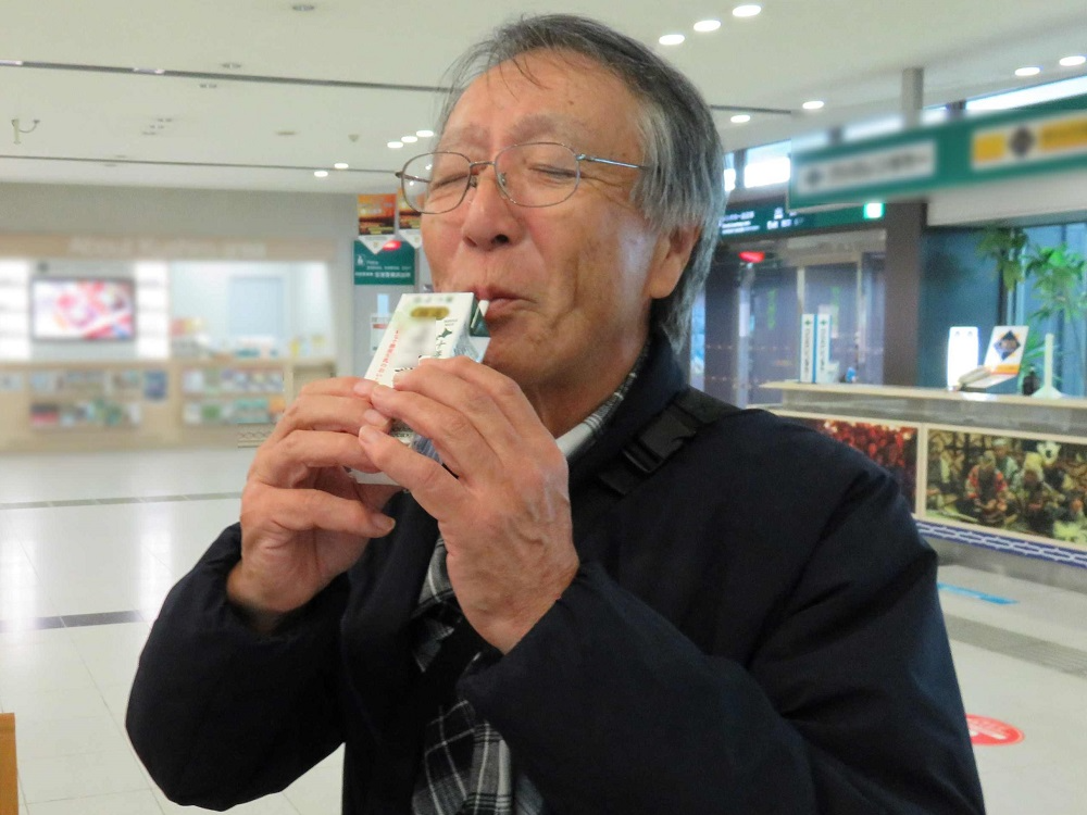 牛乳を飲む乗客~美味い!