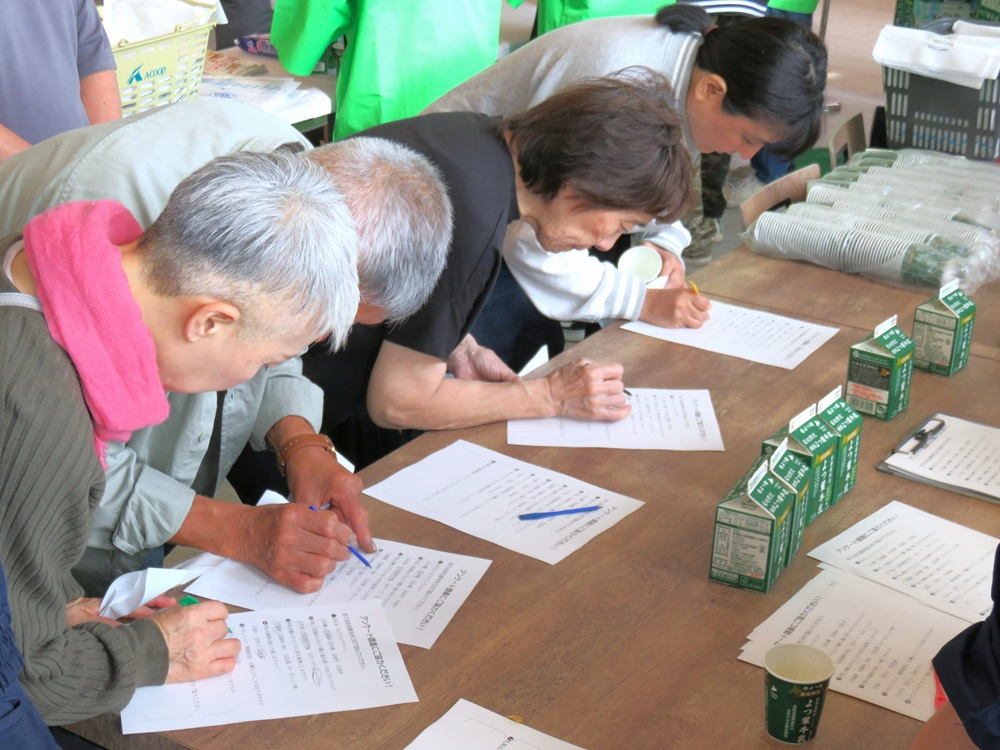 アンケートに答える乗降客