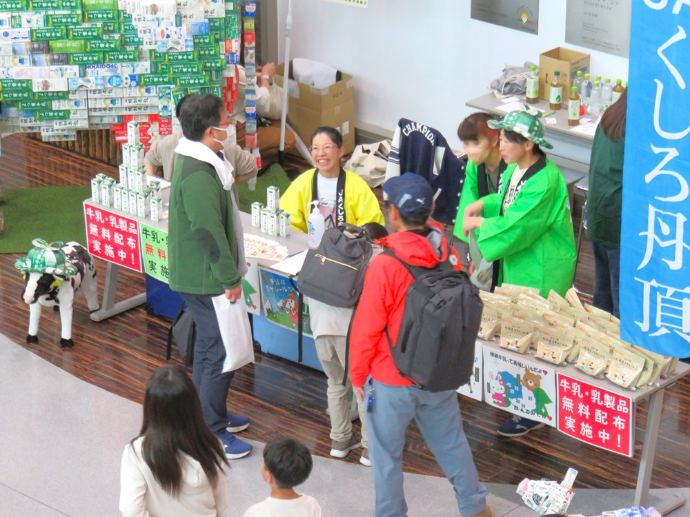 部員に声をかける乗降客