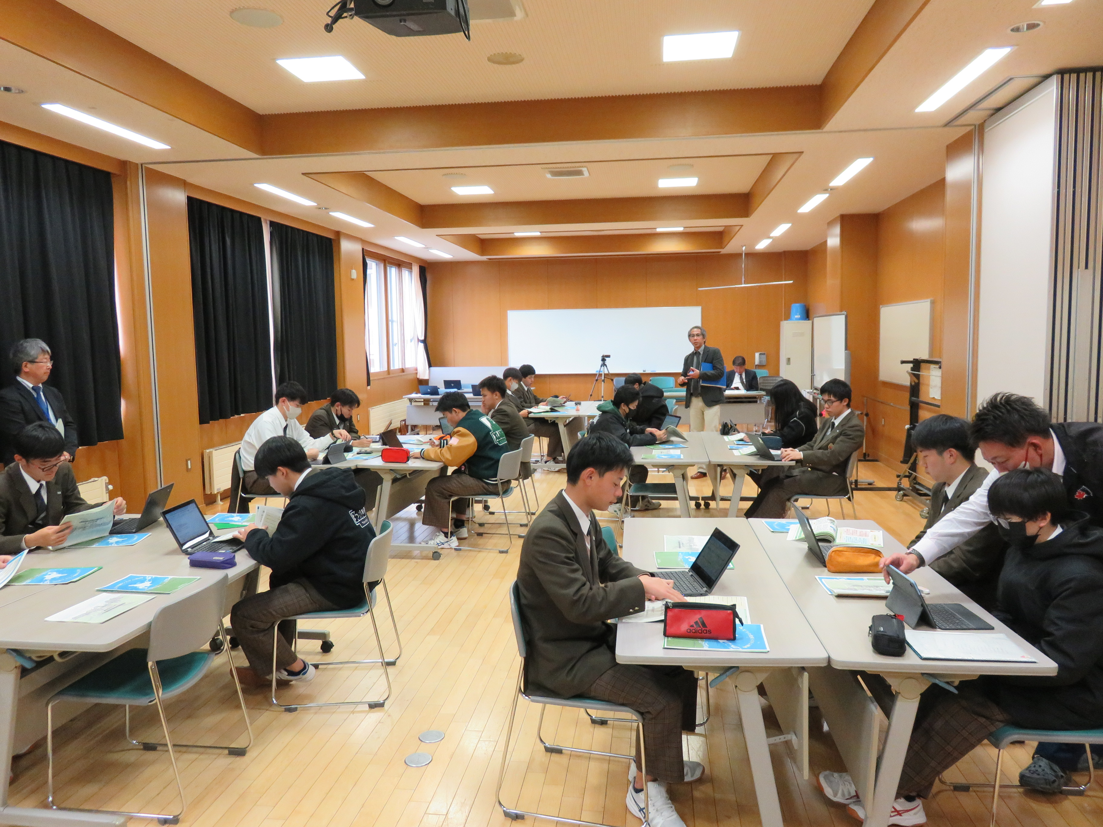 グループに分かれ、まずは個人でシンキング