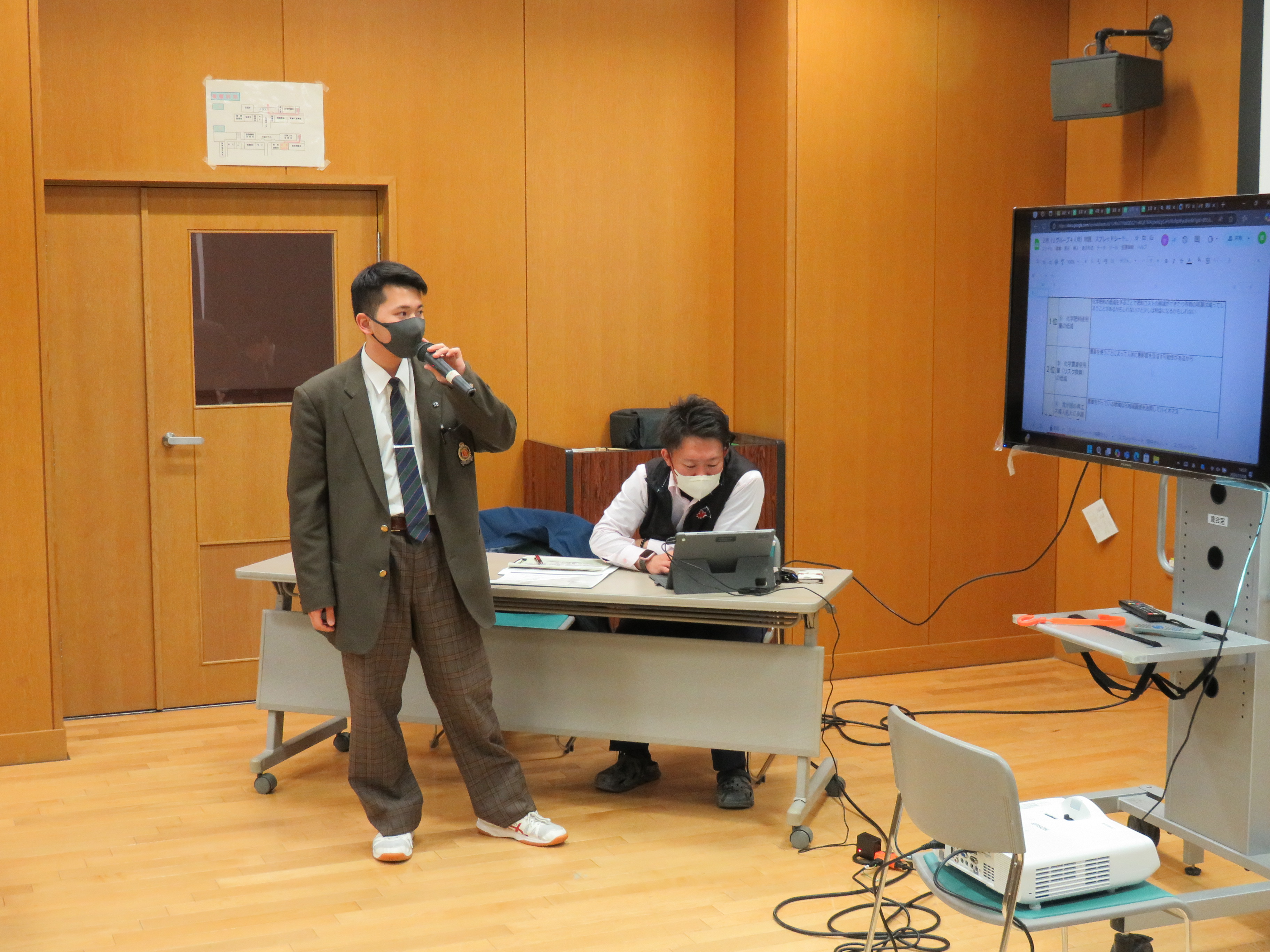 意見を発表する生徒