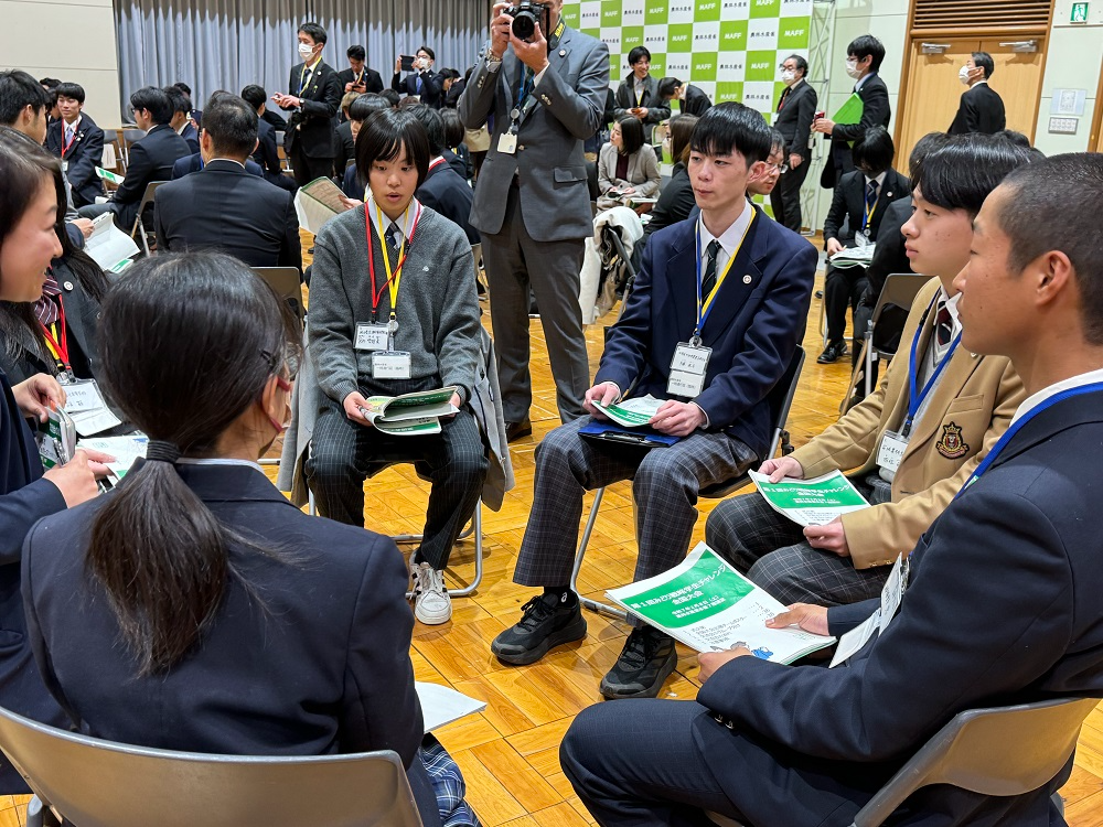 他の出場者と意見交換