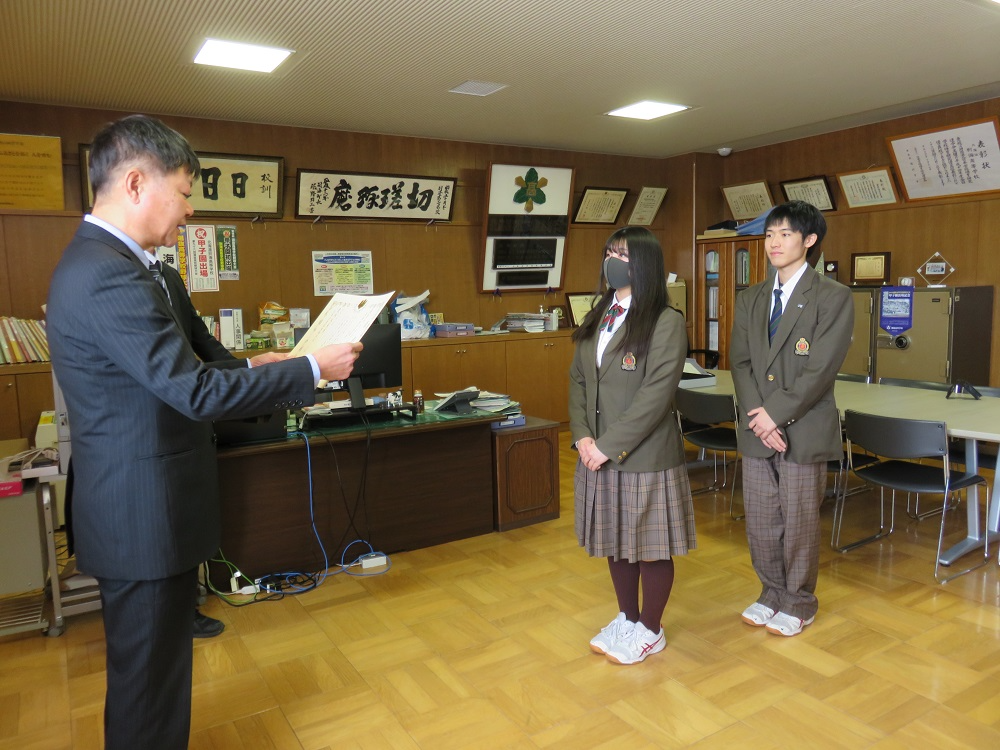 荒木地方参事官から表彰状授与