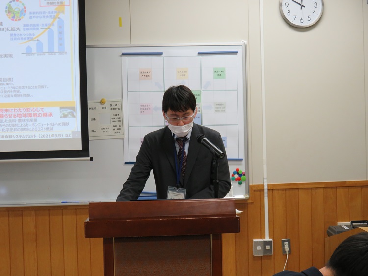 「みどりの食料システム戦略」の概要を説明