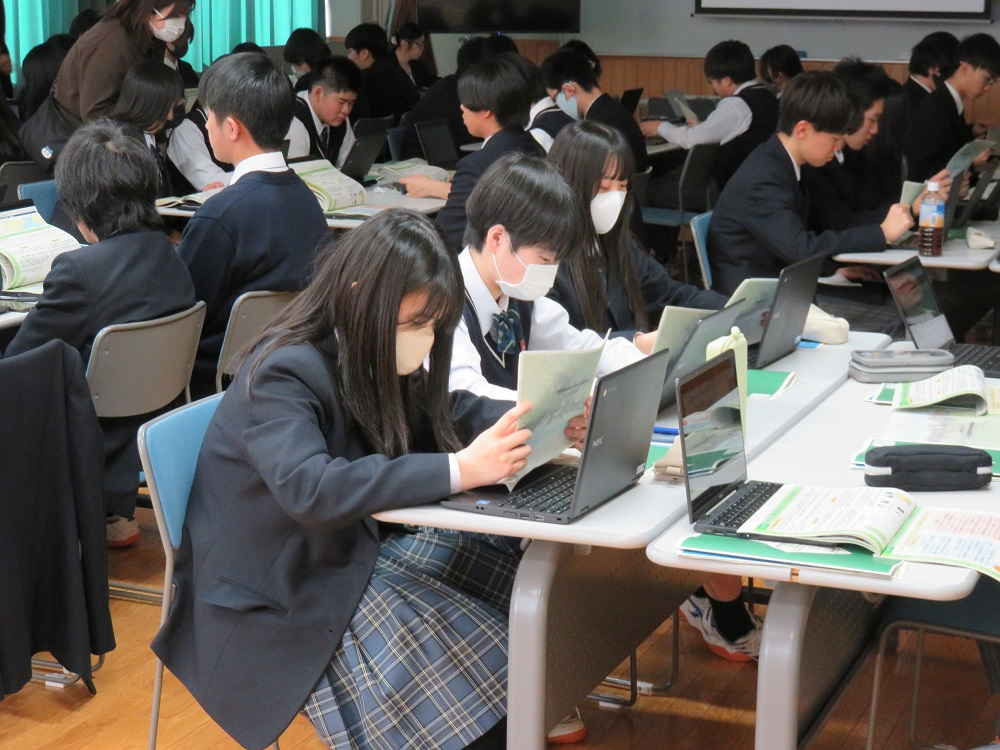 真剣に考える生徒