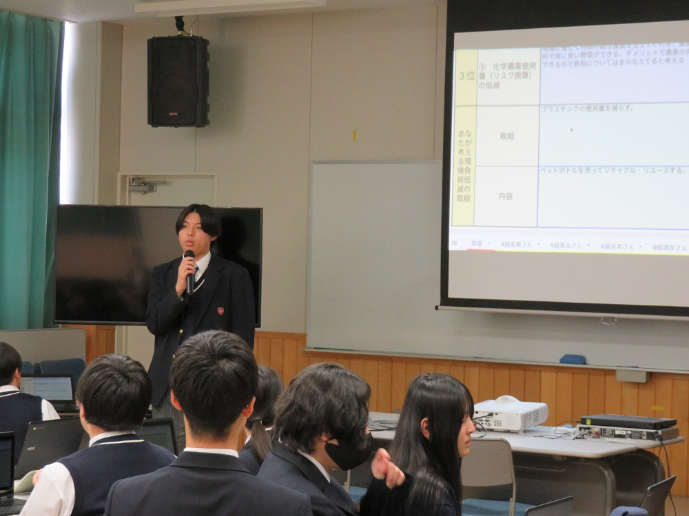 意見を発表する生徒