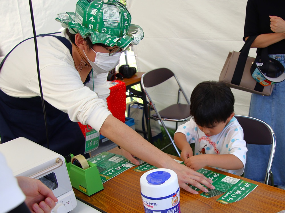 慎重にテープを貼り付けます